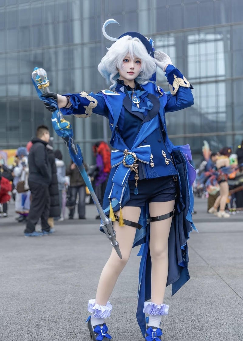 Hình Furina cosplay mang phong thái tự tin kiểu quý tộc