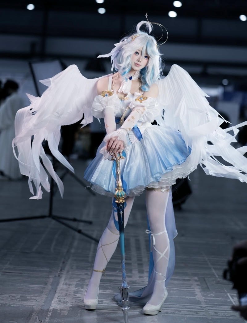 Hình Furina cosplay mang vẻ linh hoạt giàu năng lượng