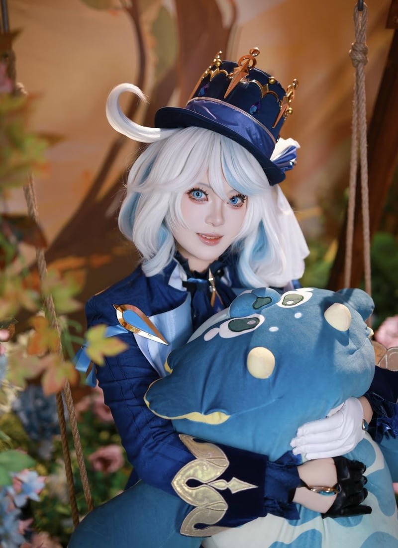 Hình Furina cosplay mang vẻ sáng tạo đầy cảm hứng