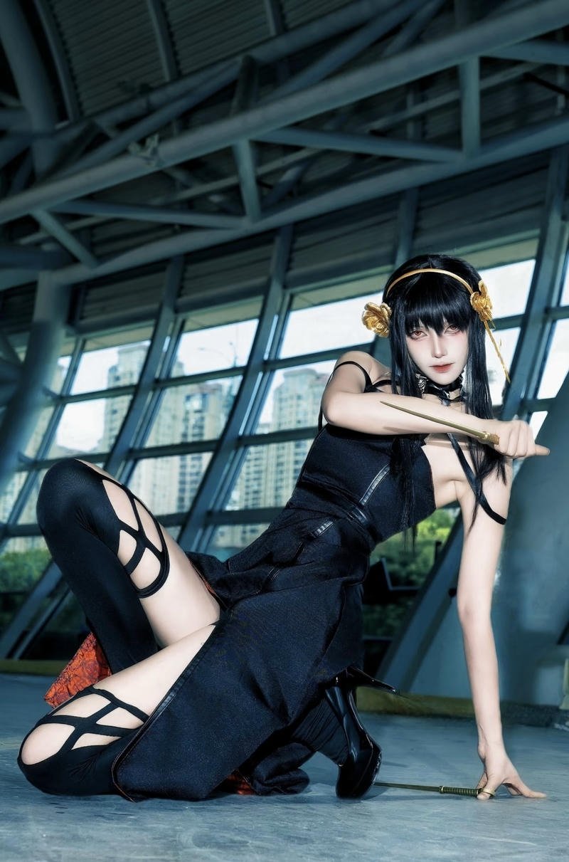 Hình Yor Forger cosplay mang nét trầm ổn mạnh mẽ