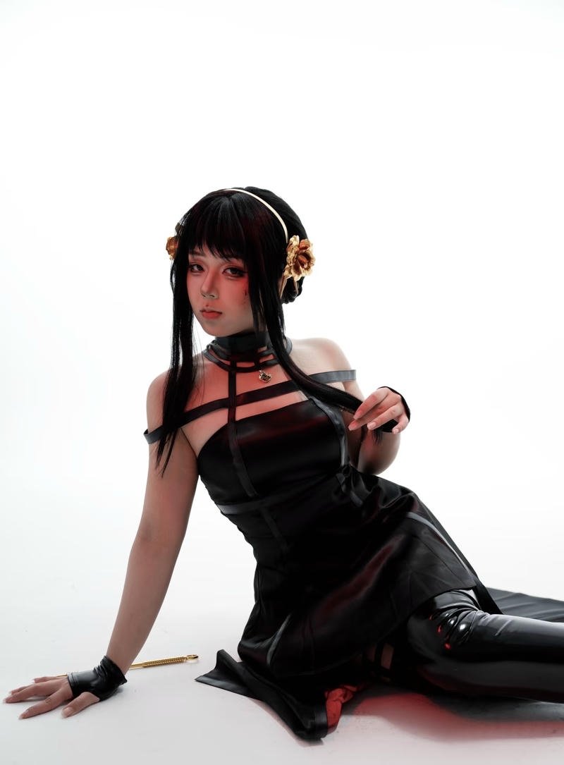 Hình Yor Forger cosplay mang vẻ táo bạo khác lạ