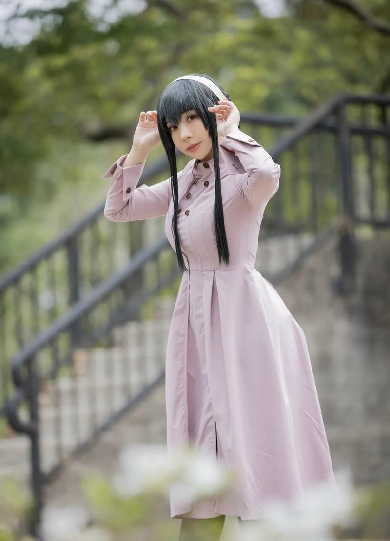 Hình Yor Forger cosplay mang vẻ thanh nhã đầy uy lực