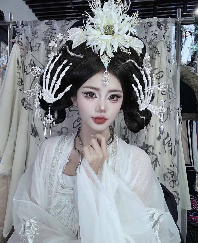 Hình ảnh cosplay Bạch Cốt Tinh ánh sáng nghệ thuật đẹp