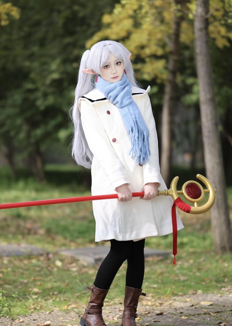 Hình ảnh cosplay Frieren ánh sáng tự nhiên mềm mại