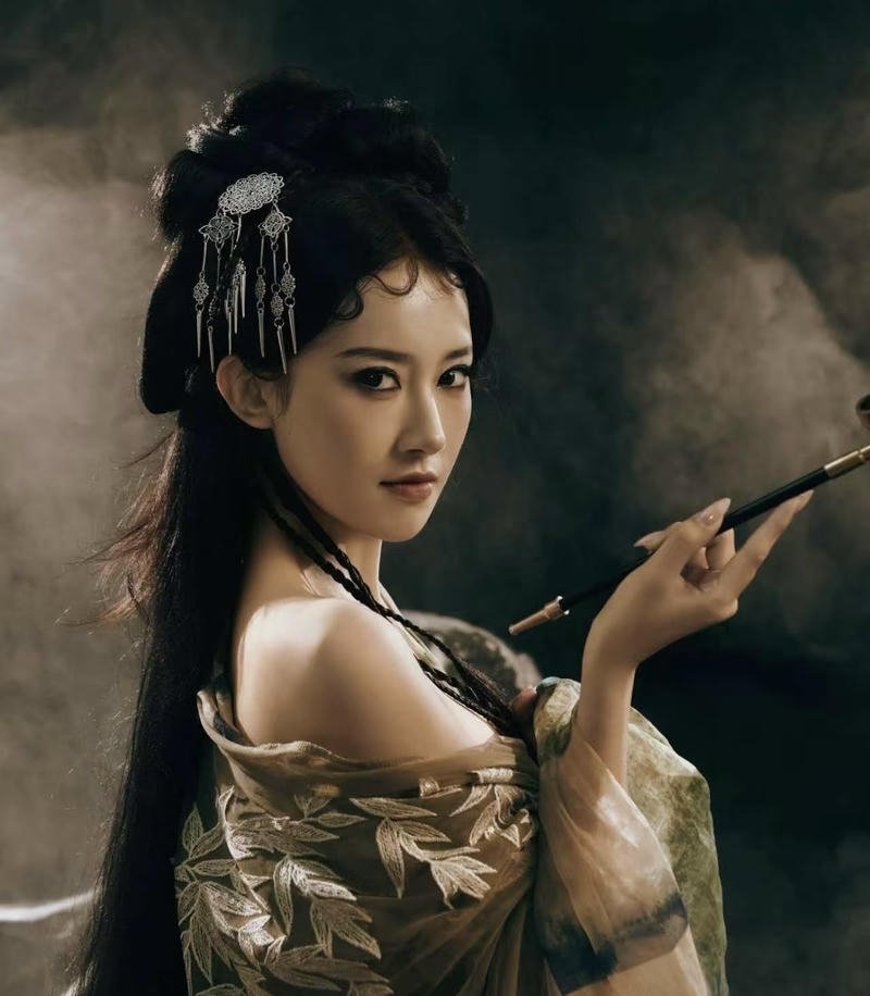 Hình ảnh cosplay yêu tinh xương trắng ánh sáng nhẹ nhàng