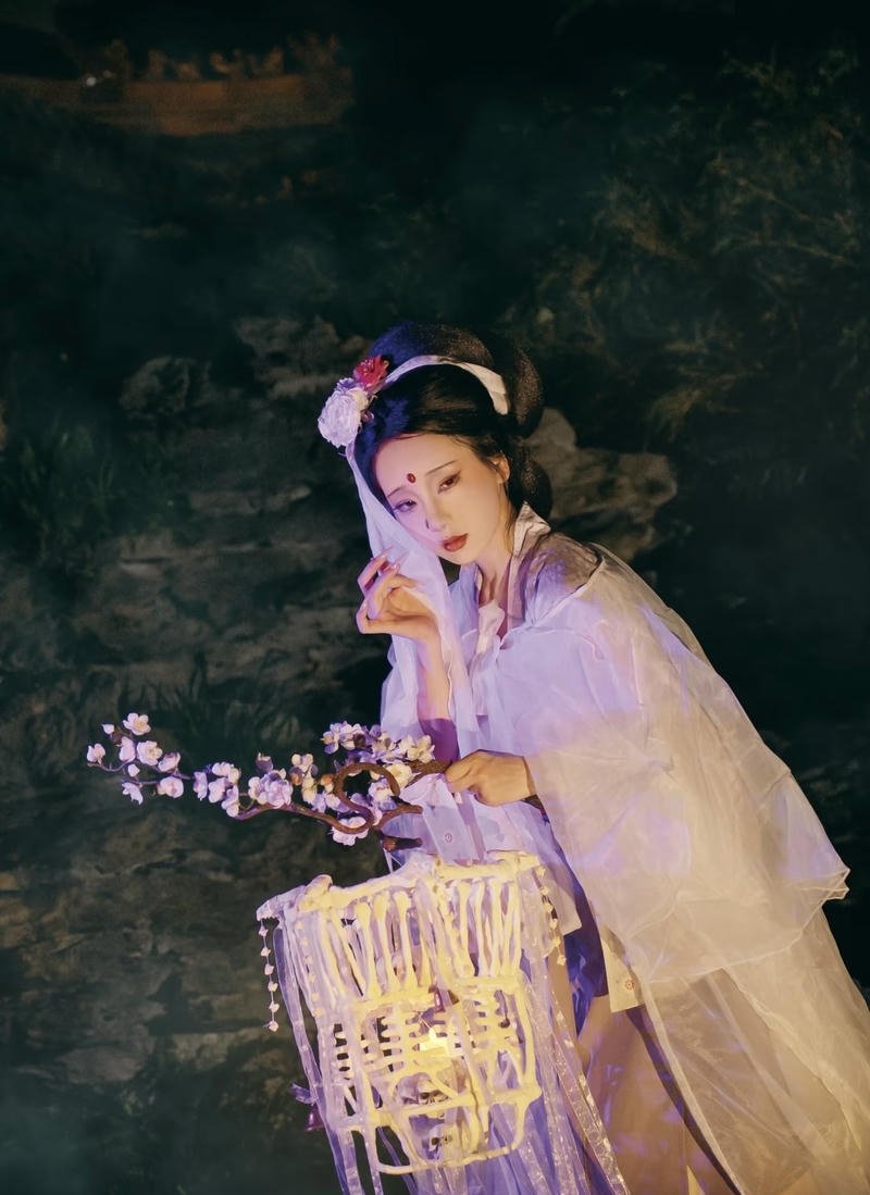 Hình cosplay Bạch Cốt Tinh phong cách anime huyền bí