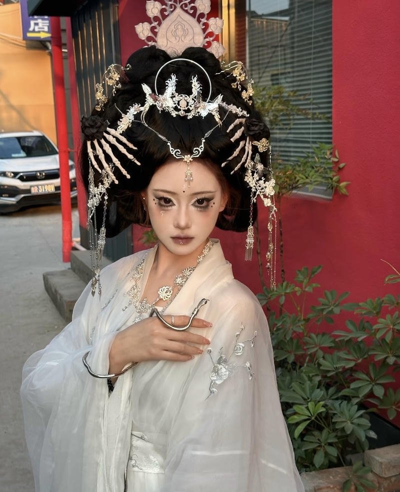 Hình cosplay Bạch Cốt Tinh phong cách ma mị quyến rũ