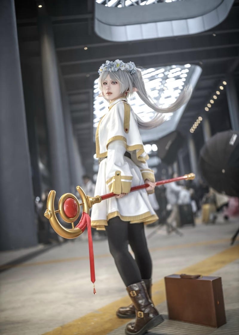 Hình cosplay Frieren mang vẻ đẹp thanh thoát và bí ẩn