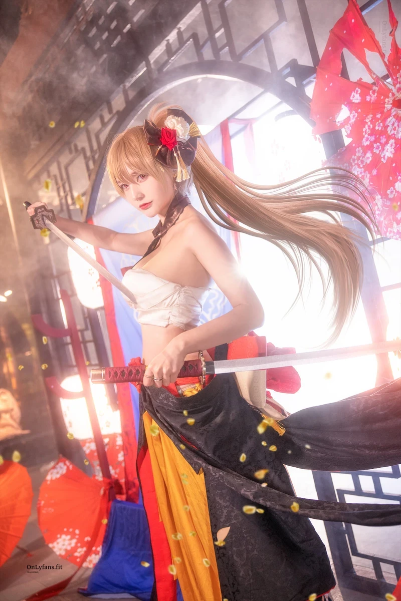 Hình cosplay lộ hàng nồng nàn khêu gợi