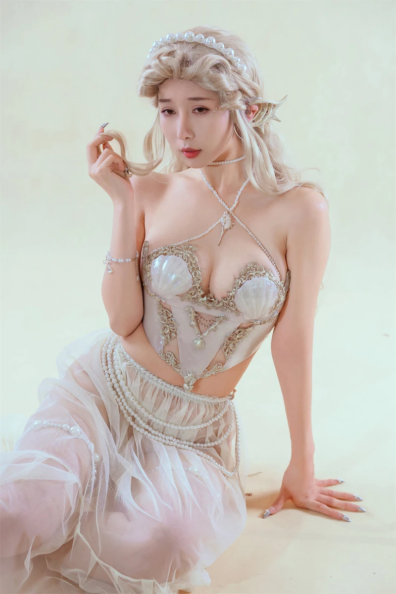 Hình gái cosplay thủ dâm trắng hồng mịn màng quyến rũ