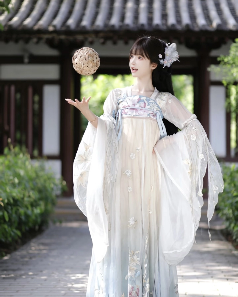 Khí chất thanh cao ảnh gái xinh cổ trang tạo ấn tượng
