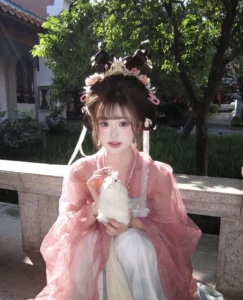 Khí chất thanh cao của gái xinh cổ trang tạo ấn tượng