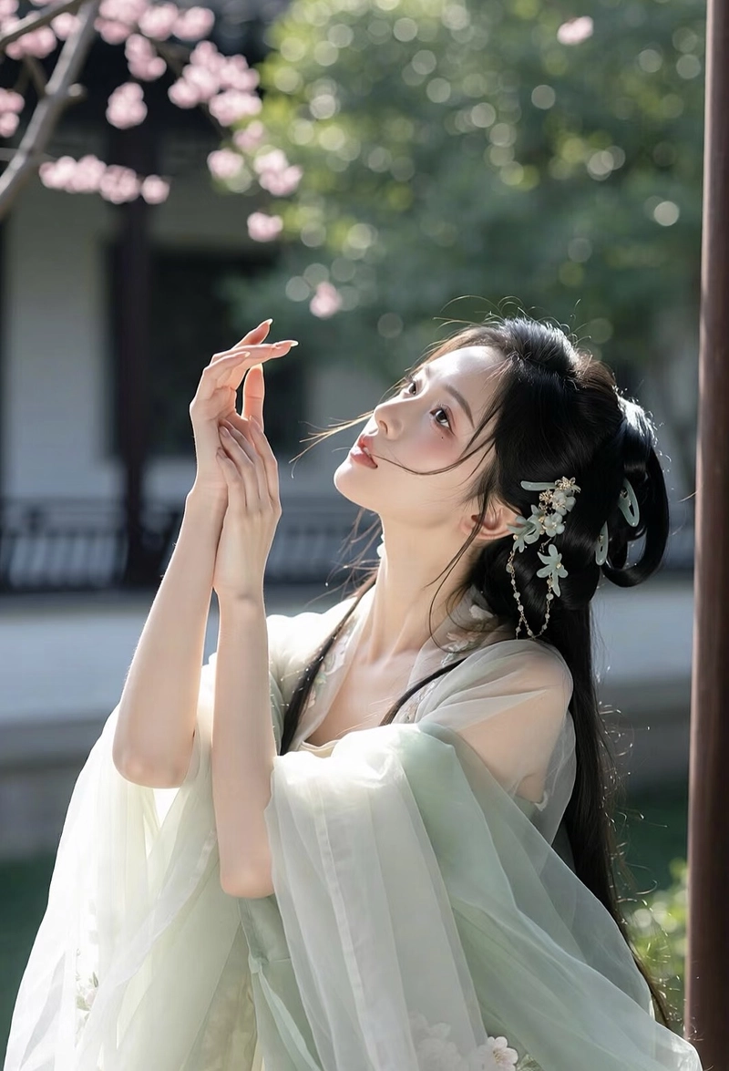 Khoảnh khắc nhẹ nhàng của cô gái cổ trang đầy sức hút