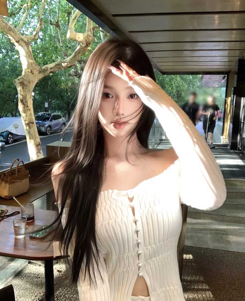 Khuôn mặt rạng rỡ của cô gái 18 tuổi gây chú ý