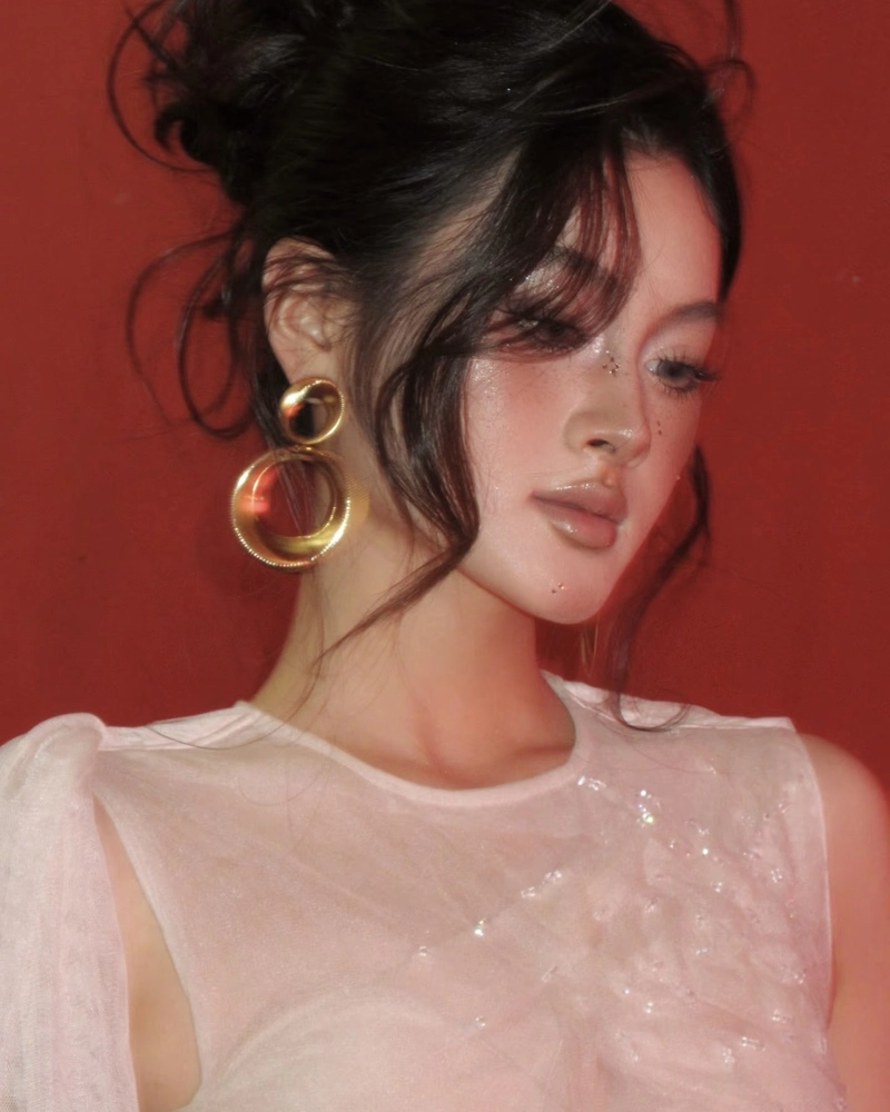 Khuôn mặt rạng rỡ gái xinh 9x rất thu hút