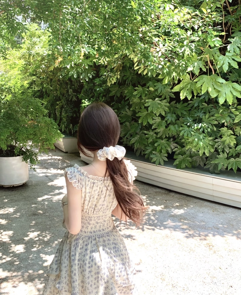 Mái tóc buông dài gái xinh quay lưng quyến rũ