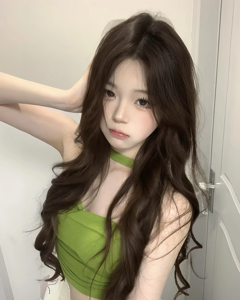 Mái tóc dài bay nhẹ gái xinh trông rất cuốn hút