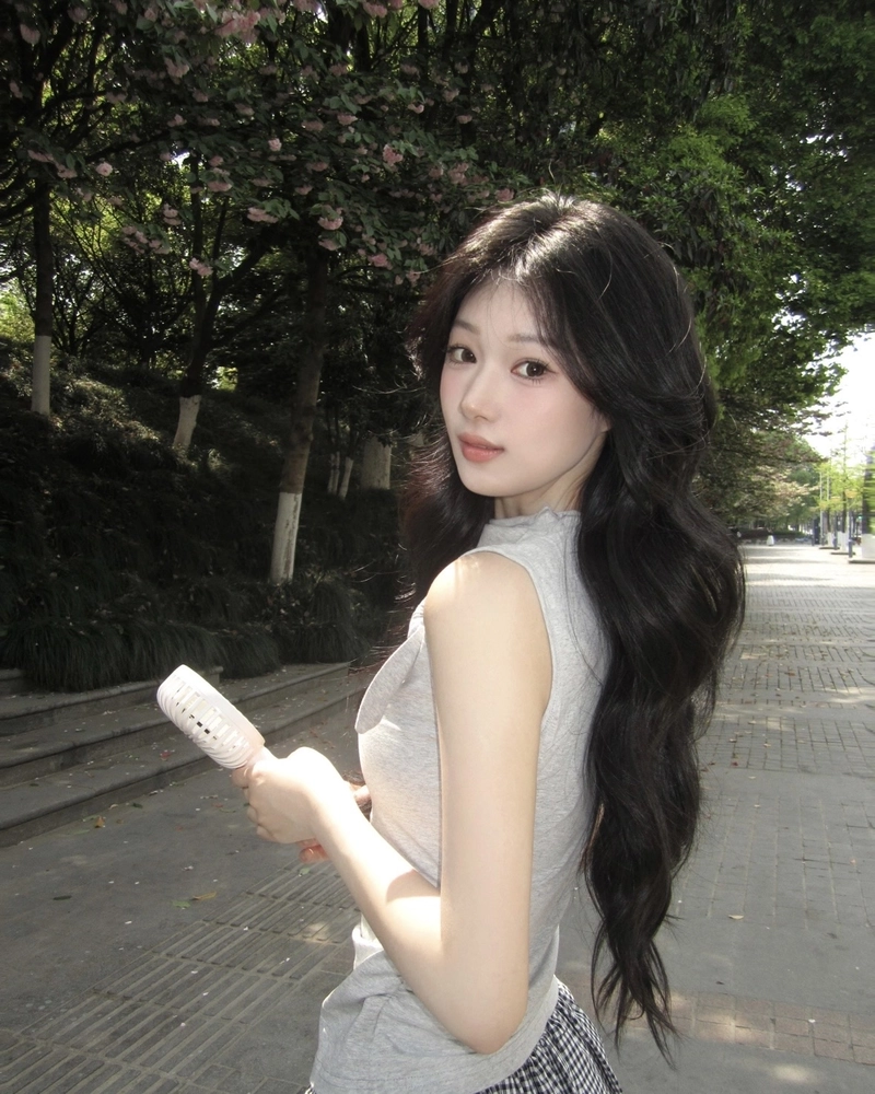 Mái tóc dài óng ả gái xinh trông rất quyến rũ