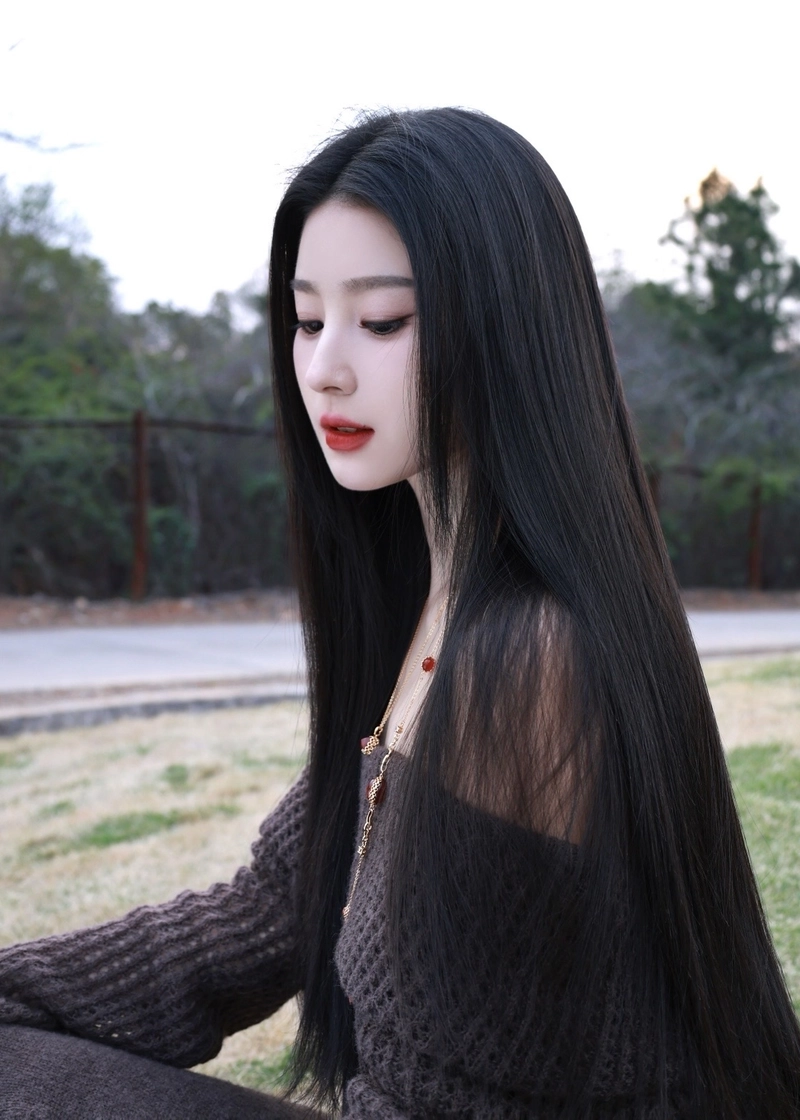 Mái tóc dài suôn mượt ảnh gái xinh cuốn hút