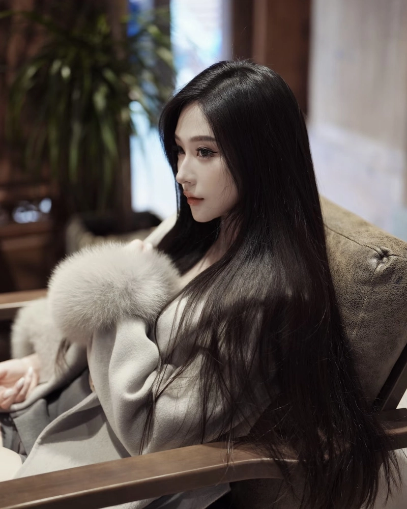 Mái tóc dài suôn mượt khiến cô gái thêm quyến rũ