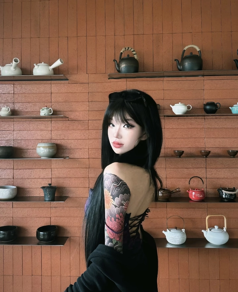 Nét đẹp sắc sảo của cô gái xinh xăm hình nghệ thuật