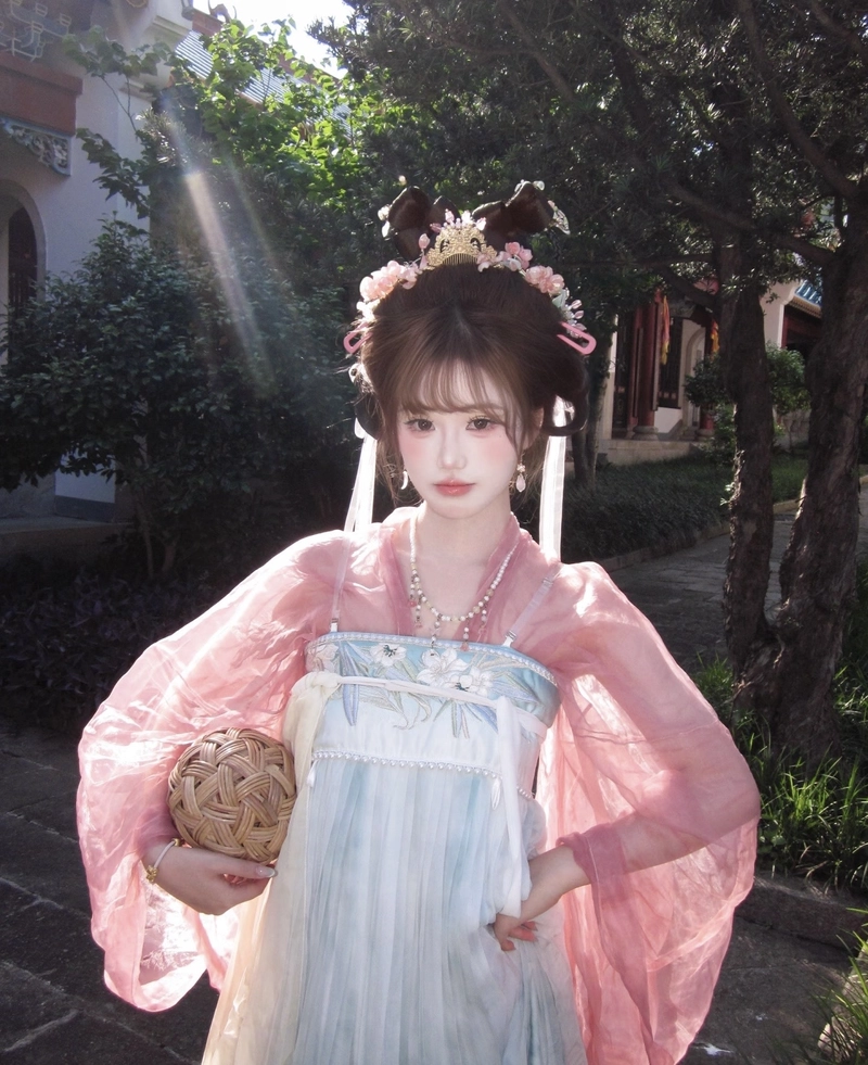 Nét đẹp thuần khiết của gái xinh cổ trang dịu dàng