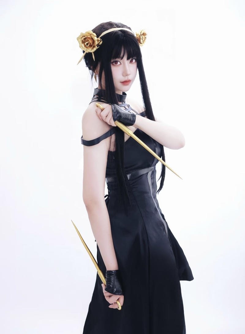 Nhân vật Yor Forger cosplay với hình tượng chiến binh