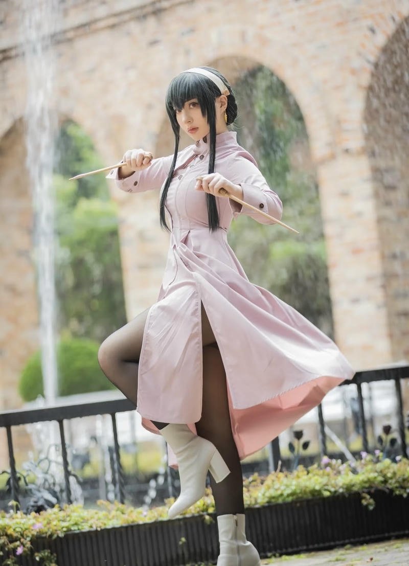 Nhân vật Yor Forger cosplay với phong cách chiến đấu