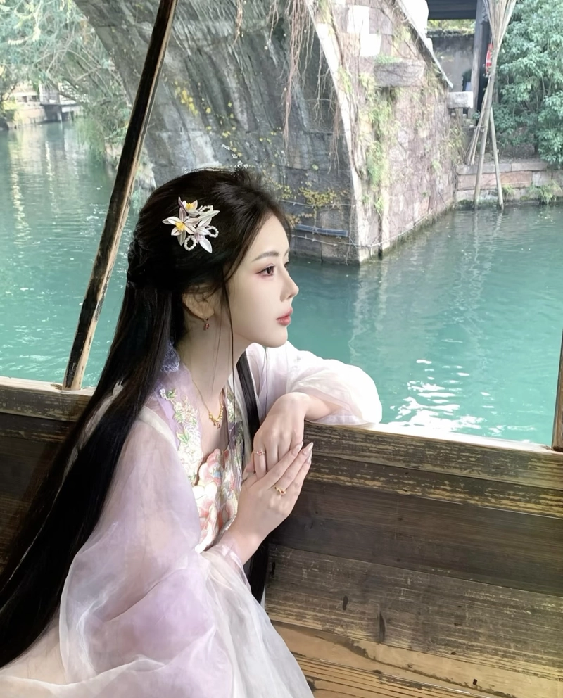 Phong cách truyền thống của gái xinh cổ trang tạo ấn tượng