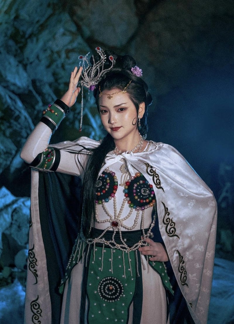 Tạo hình Bạch Cốt Tinh cosplay trong khung cảnh u ám