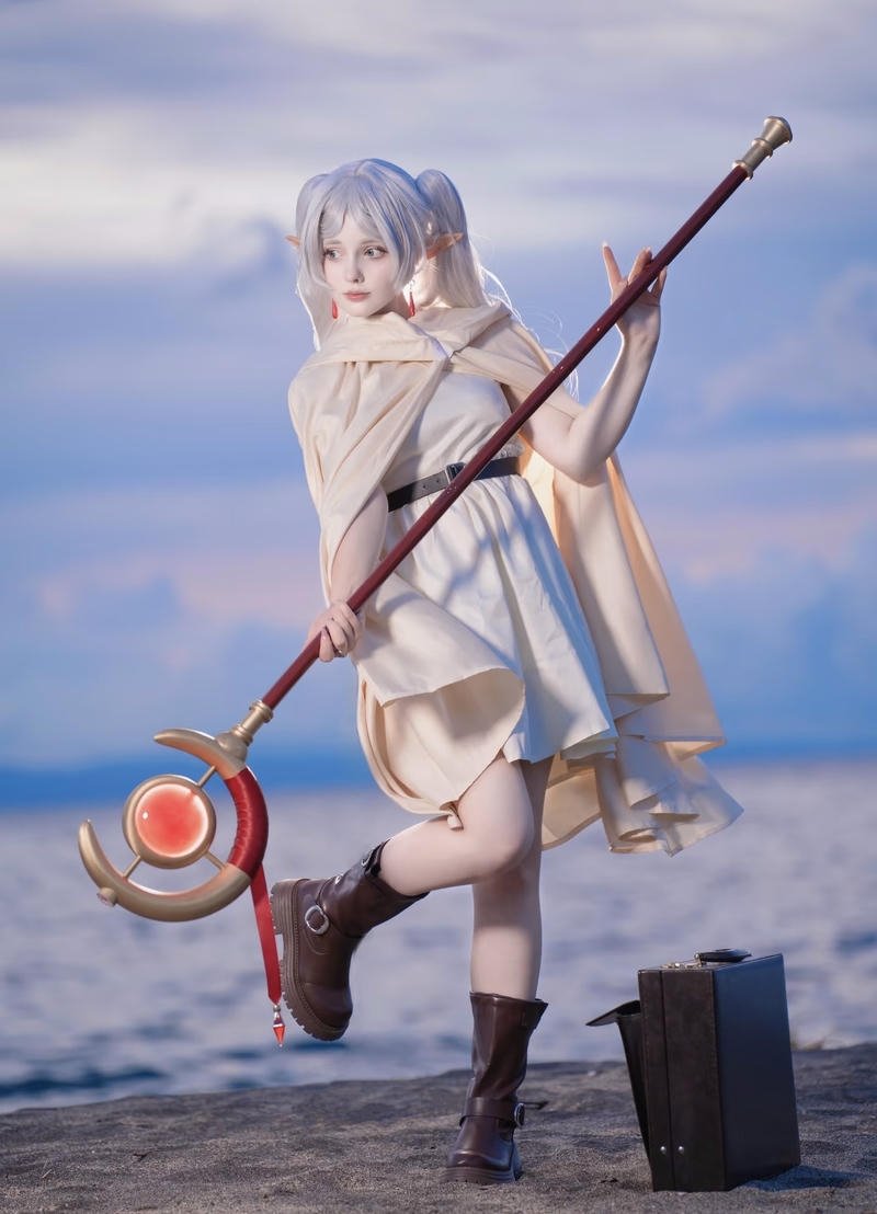 Tạo hình Frieren cosplay ánh sáng mờ tạo chiều sâu