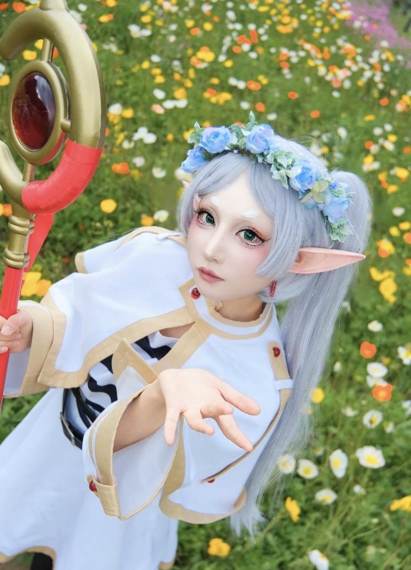 Tạo hình Frieren cosplay cùng ánh sáng dịu nhẹ nghệ thuật