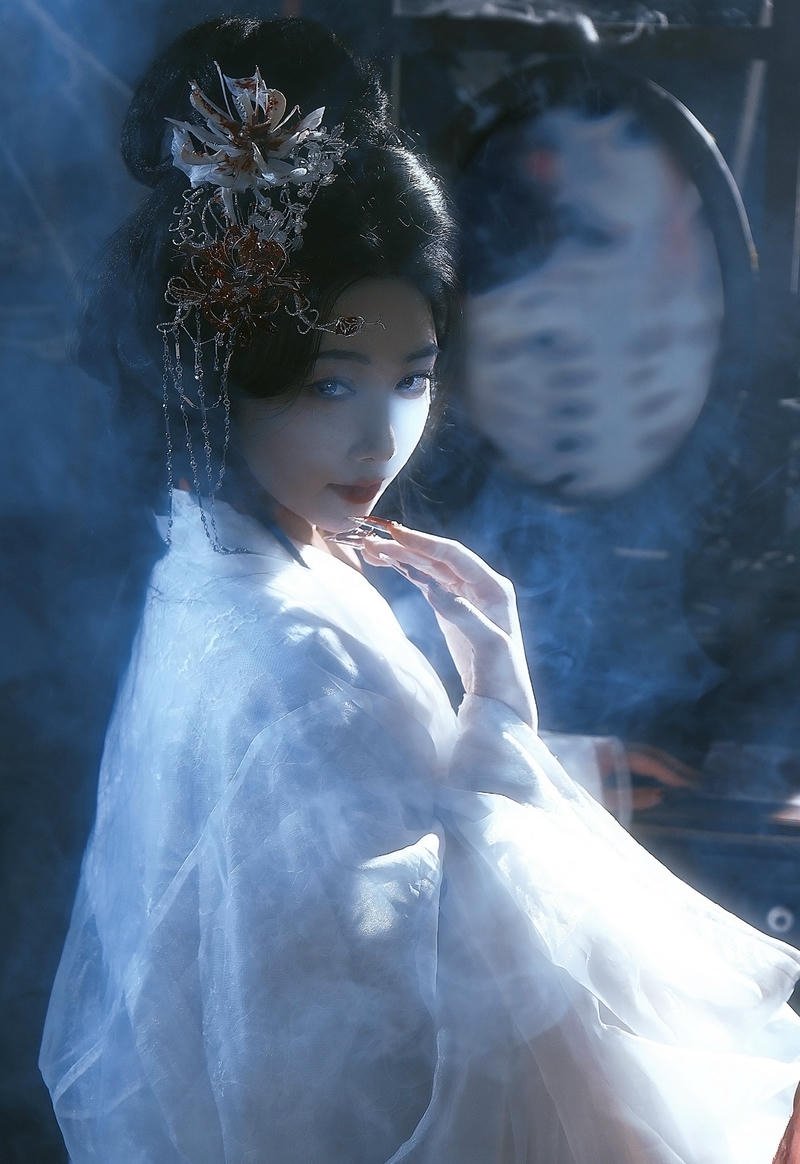 Tạo hình ma nữ xương trắng cosplay ánh sáng tối tương phản