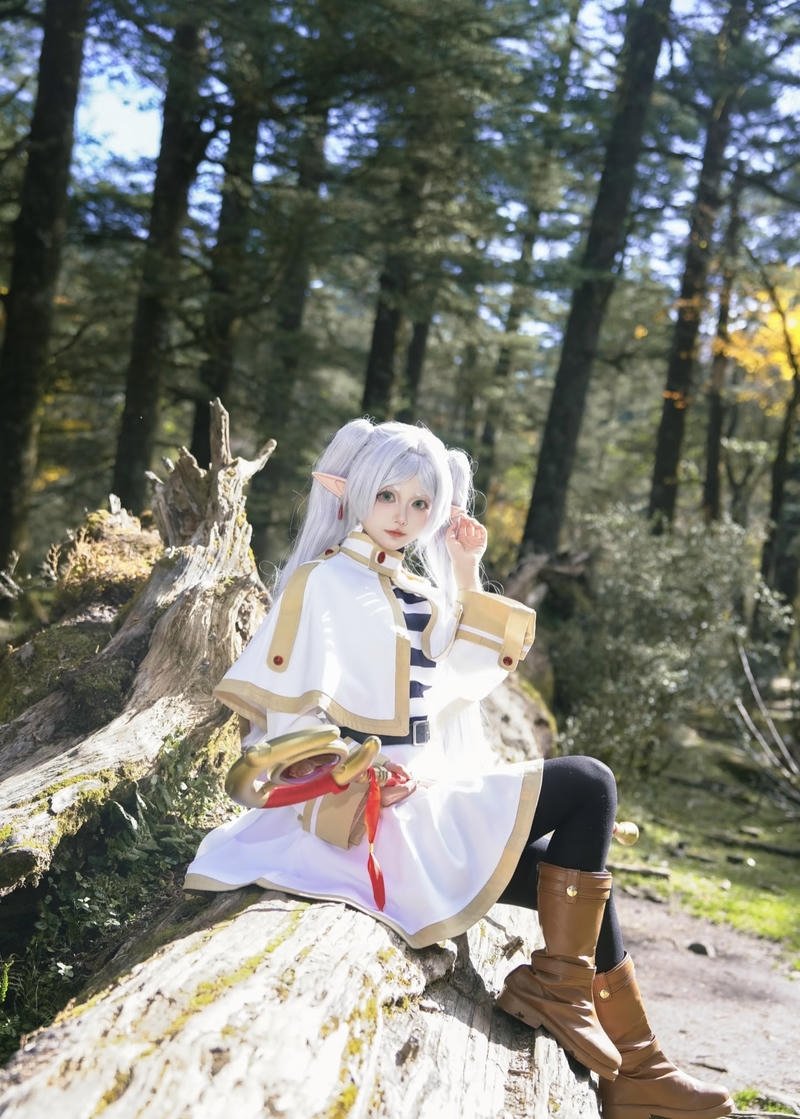 Tạo hình pháp sư Frieren cosplay trong khung cảnh thiên nhiên