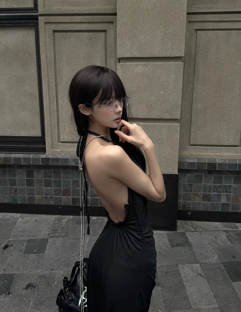 Thần sắc quyến rũ của cô gái 9x đầy hấp dẫn