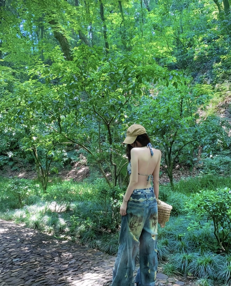 Thần thái bí ẩn của gái xinh quay lưng rất cuốn hút