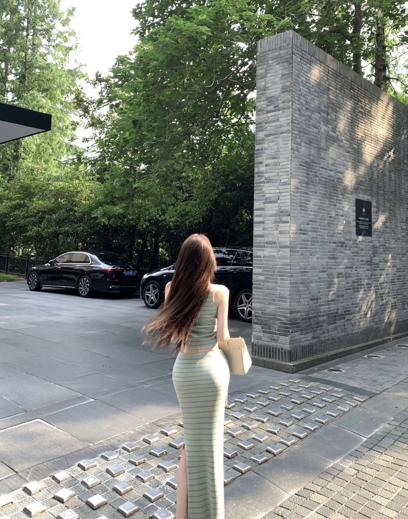 Thần thái bí ẩn gái xinh quay lưng rất nổi bật