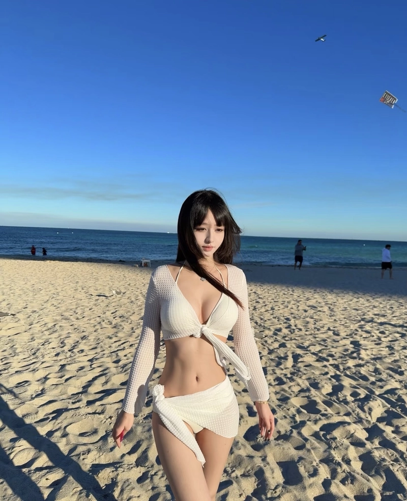 Thần thái cuốn hút của cô gái bikini đầy hấp dẫn