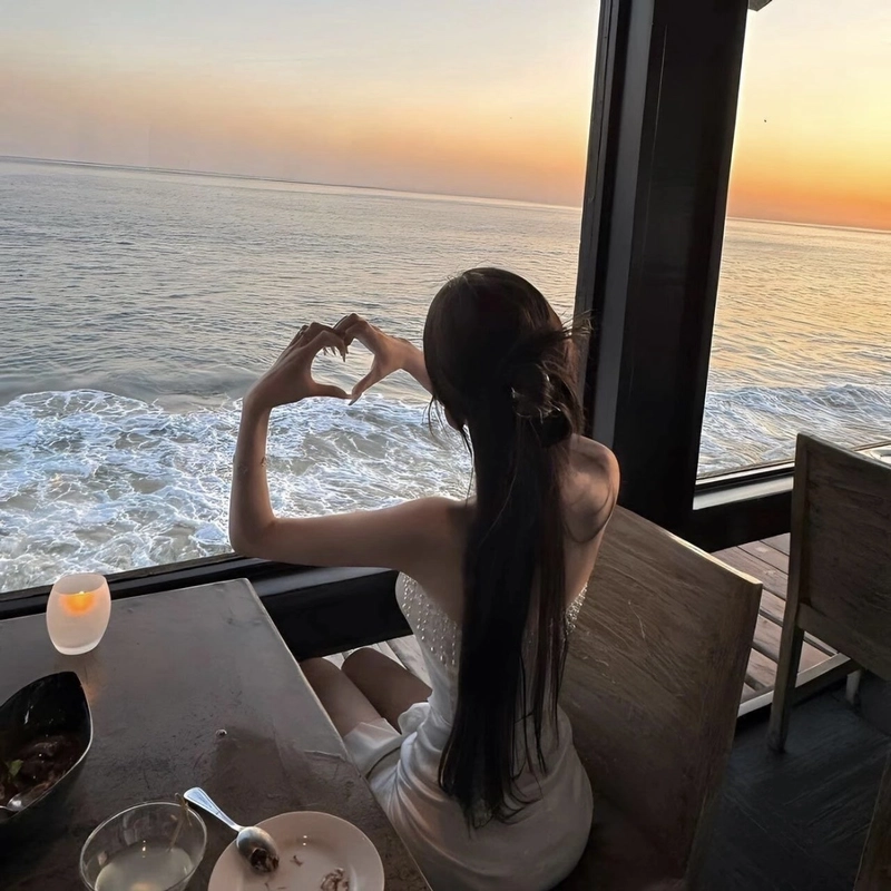 Thần thái cuốn hút gái xinh quay lưng bí ẩn