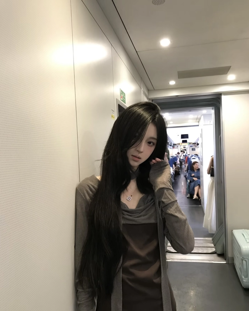 Thần thái dịu dàng của gái xinh tóc dài đầy cuốn hút