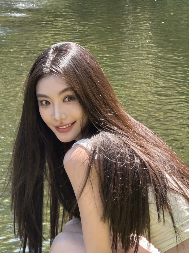 Thần thái ngọt ngào gái xinh tóc dài xinh xắn