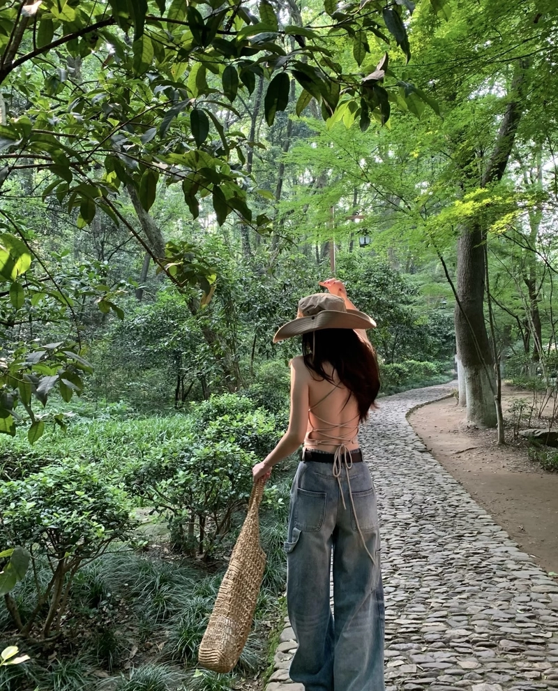 Thần thái nhẹ nhàng gái xinh quay lưng xinh xắn