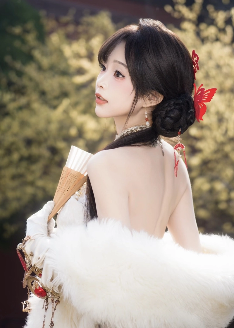 Thần thái tinh tế của cô gái cổ trang đầy cuốn hút