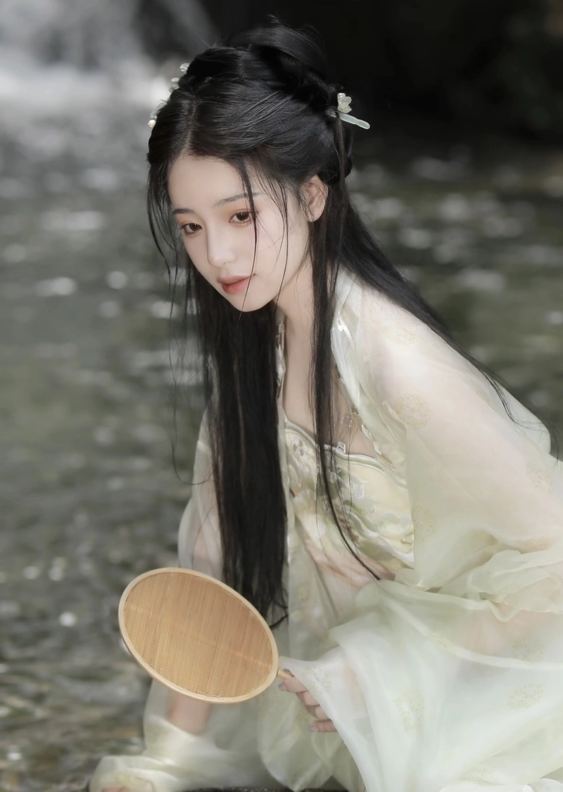 Thần thái trang nhã ảnh gái xinh cổ trang tạo thiện cảm