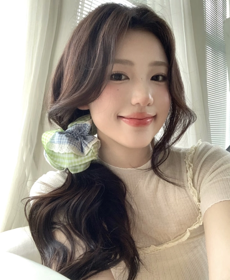 Thần thái tươi tắn của cô gái 18 tuổi mang nét cuốn hút