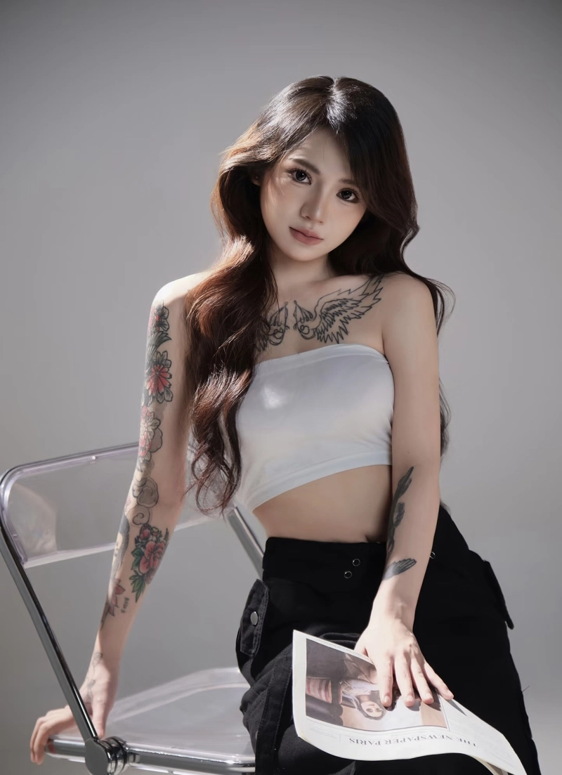 Vẻ đẹp cá tính cuốn hút của girl xinh xăm mình