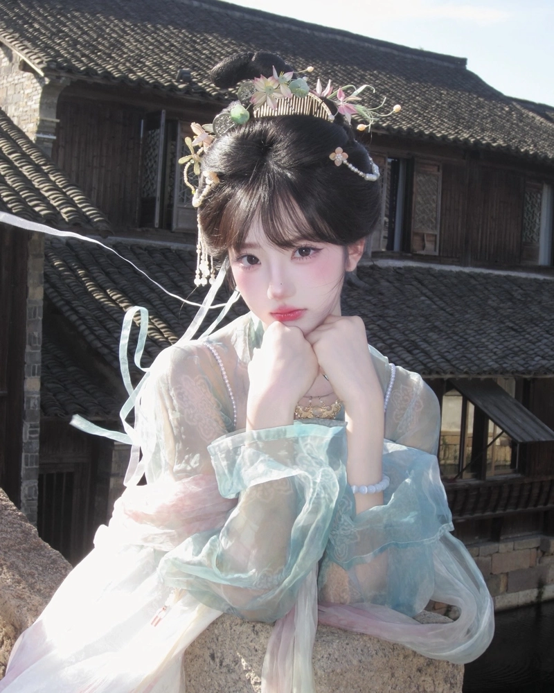 Vẻ đẹp cổ điển của gái xinh cổ trang mang nét trang nhã