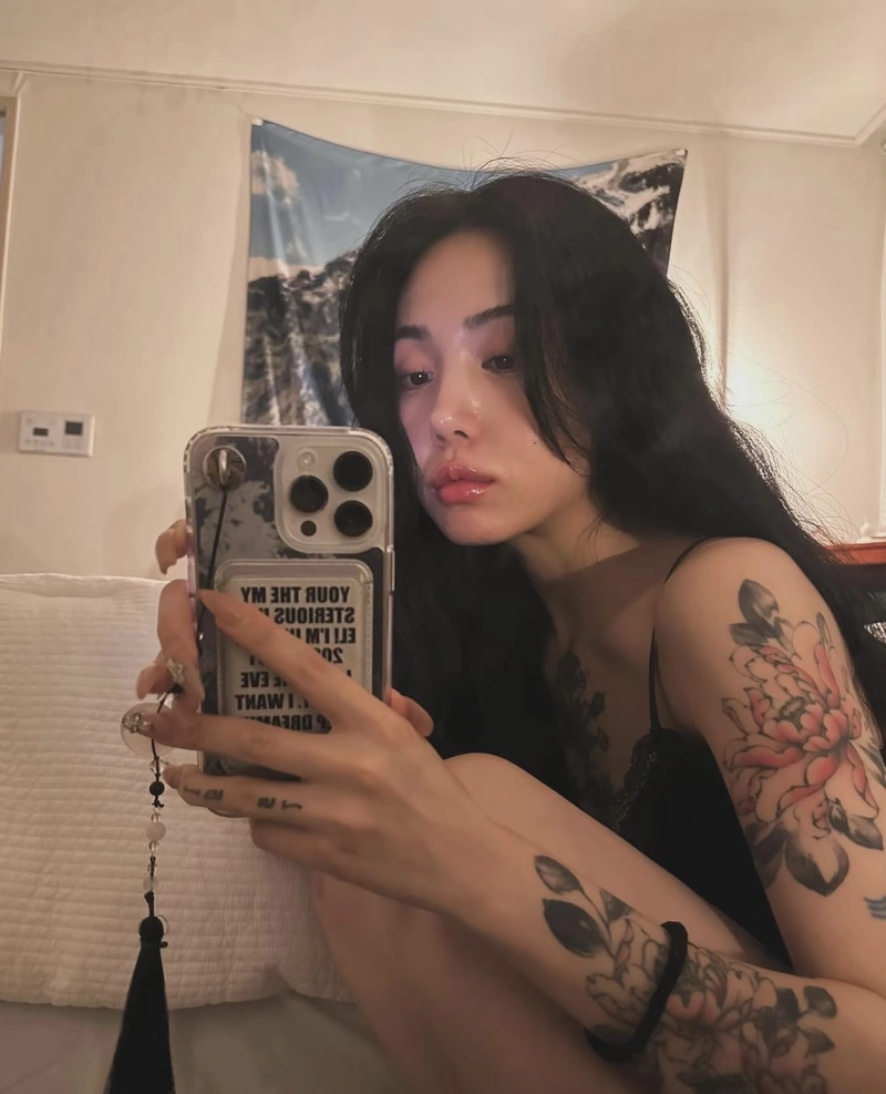 Vẻ đẹp cuốn hút của cô gái xinh xăm hình nghệ thuật