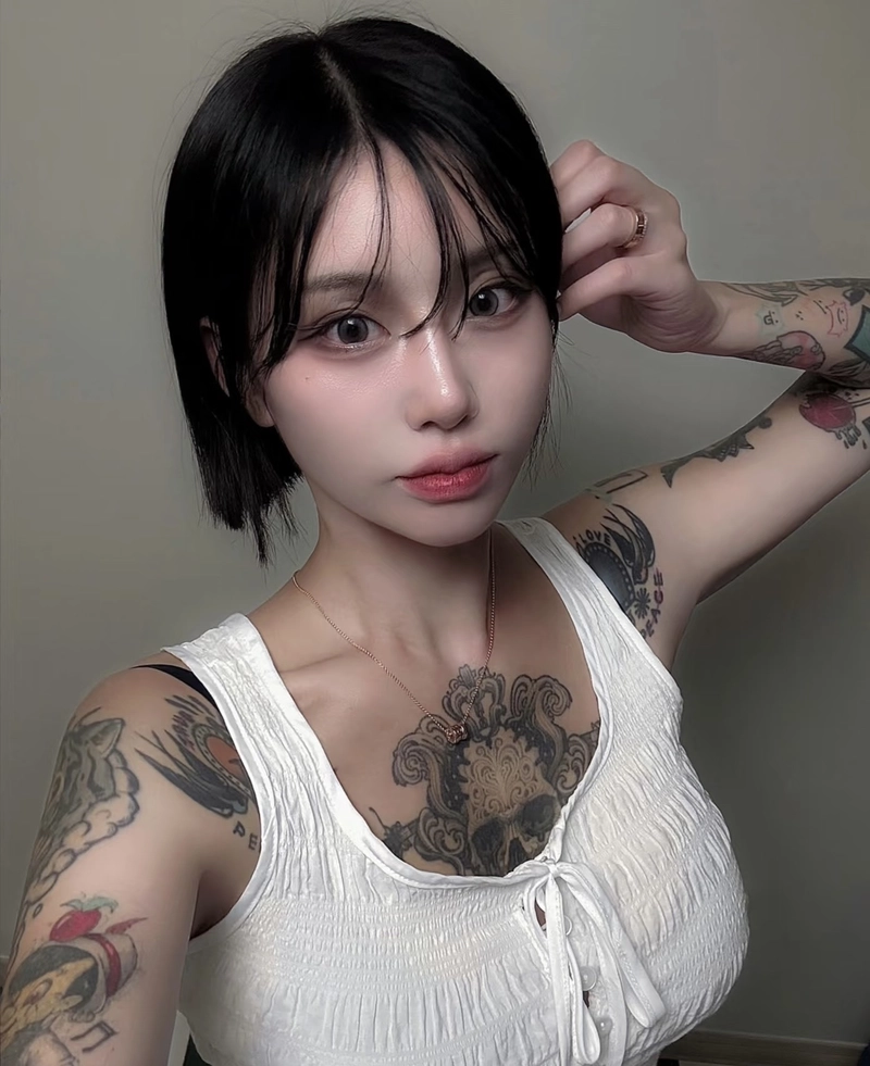 Vẻ đẹp độc đáo của cô gái xinh có hình xăm