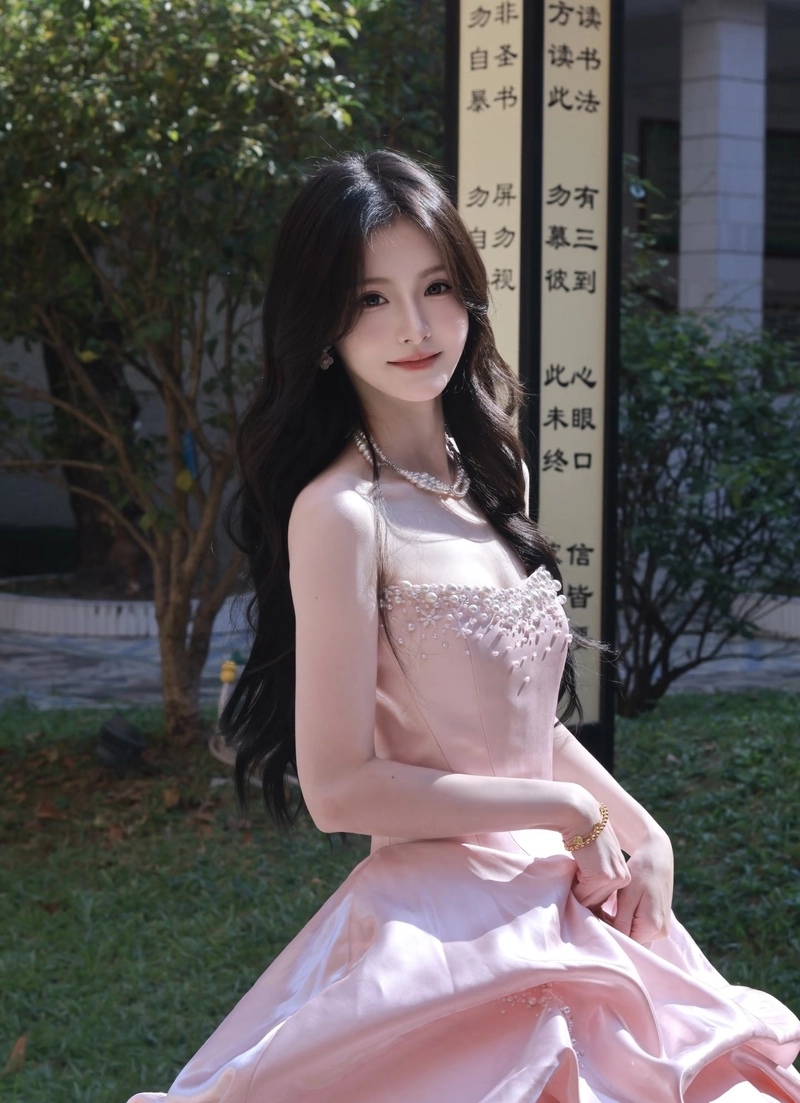 Vẻ đẹp hồn nhiên của cô gái 18 tuổi mang nét tinh khôi